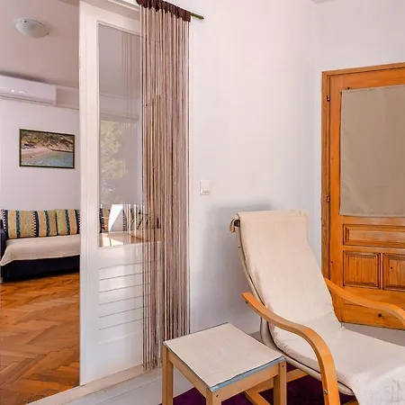 Dora 12 * Jelsa (Hvar)