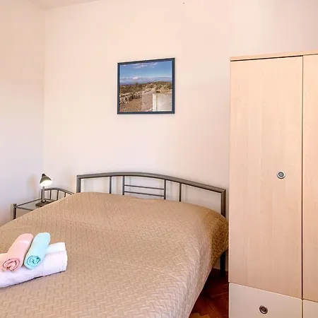 Dora 12 * Jelsa (Hvar)